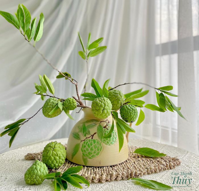 Những cành na nhà trồng cũng được bà mẹ trẻ tạo hình rất khéo. 