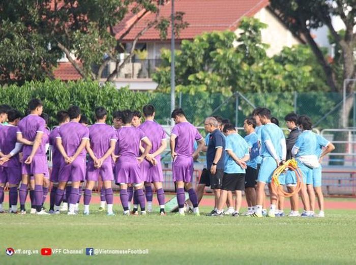 Đội tuyển Việt Nam họp chiến thuật ngay trên sân tập. Ảnh: VFF