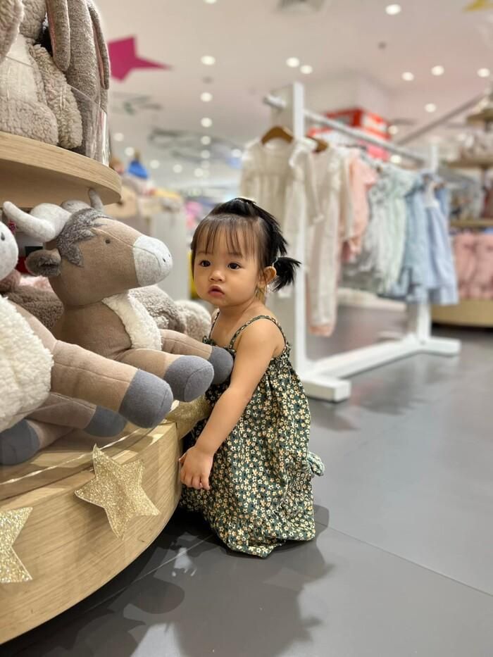 Suchin được ba mẹ đưa đi mua quà giáng sinh.