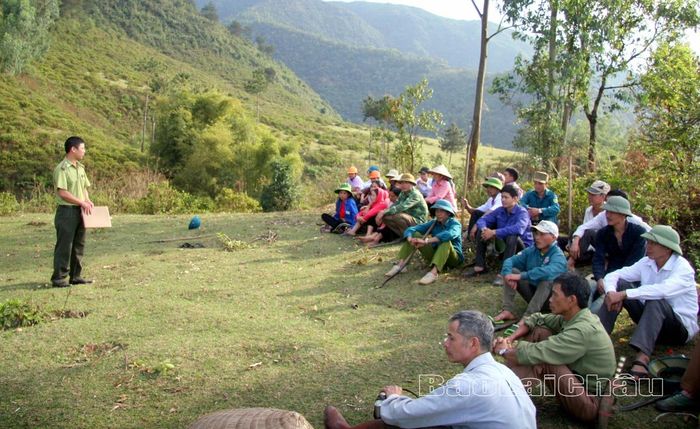 Cán bộ kiểm lâm địa bàn xã Mường Cang, huyện Than Uyên tuyên truyền bà con bản Co Phày bảo vệ rừng.