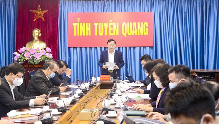 Đồng chí Phó Chủ tịch UBND tỉnh Nguyễn Thế Giang phát biểu thảo luận.