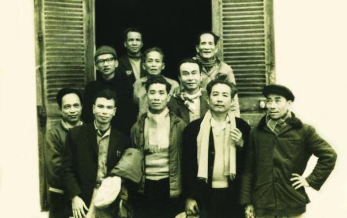 Nguyễn Tuân (đeo kính, đội nón) và Phạm Tường Hạnh(hàng đầu, thứ 2 từ trái qua)