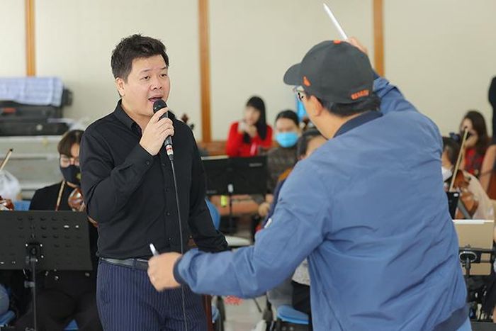 * Làm mới nhạc cách mạng vừa được khích lệ, nhưng cũng dễ gây tranh cãi. Quan điểm của anh như thế nào?