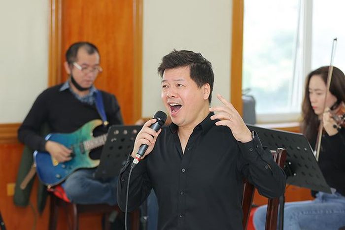 * Anh có nghĩ tới chuyện "kết nối", hợp tác cùng các ca sĩ trẻ để có những sản phẩm hoặc liveshow nhạc cách mạng có sự mới mẻ chinh phục đối tượng khán giả rộng lớn hơn?