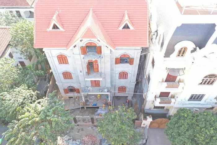Biệt thự ở quận Cầu Giấy (Hà Nội) vi phạm nhưng vẫn công khai thi công