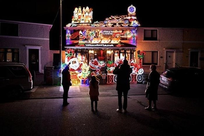 Người dân ở Dublin, Ai Len ngắm nhìn căn nhà được trang hoàng bằng đèn Giáng Sinh. Ảnh: Reuters