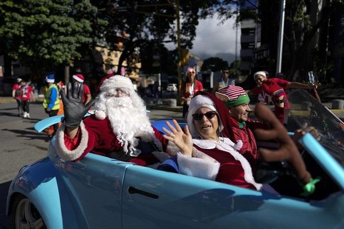 Một ông già Noel tham dự diễu hành ở Caracas, Venezuela. Ảnh: AP