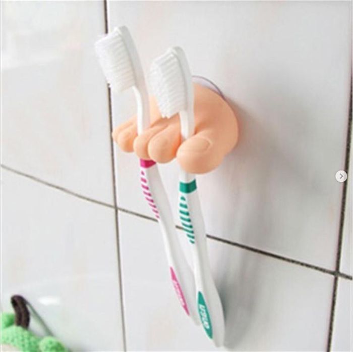 Lấy bàn chân kẹp bàn chải đánh răng?