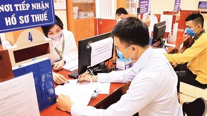 Có ý kiến cho rằng, cần giảm ít nhất 50% tiền thuế TNCN năm nay và năm sau cho người làm công ăn lương để đỡ gánh nặng thuế