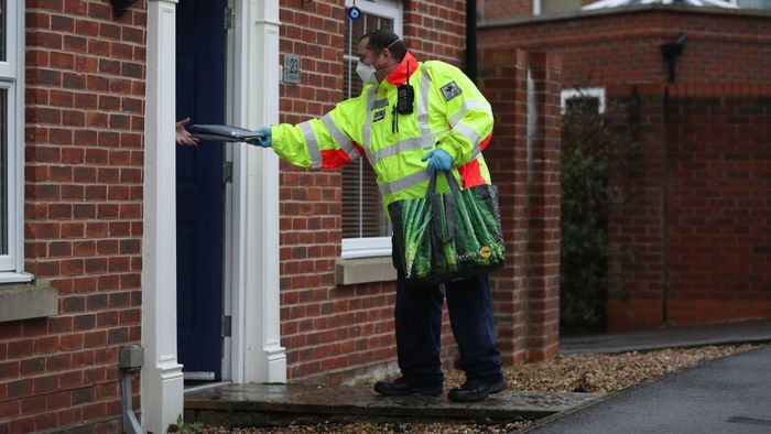 Người dân Anh có thể đăng ký và nhận được các kit test nhanh tại nhà. Ảnh: Sky News. 