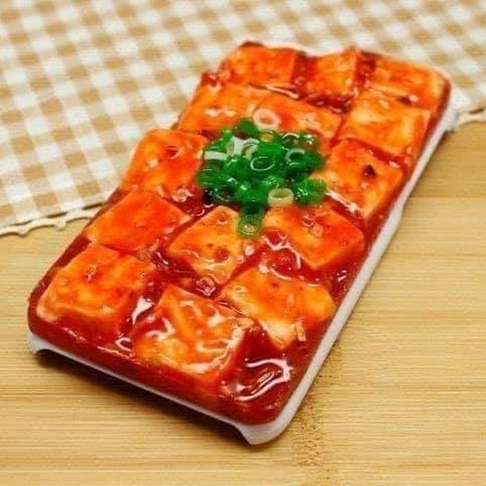 Mới đây cư dân mạng chia sẻ nhiều những chiếc ốp lưng hình đồ ăn vô cùng độc đáo, giống y hệt các món ăn ngoài đời.