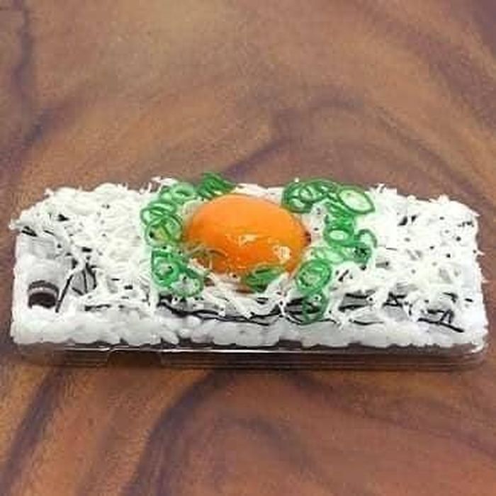 Chiếc ốp lưng món trứng chiên được làm y như thật, có lẽ người dùng sẽ luôn để úp nó xuống để có được sự chú ý nhiều nhất từ phía mọi người.