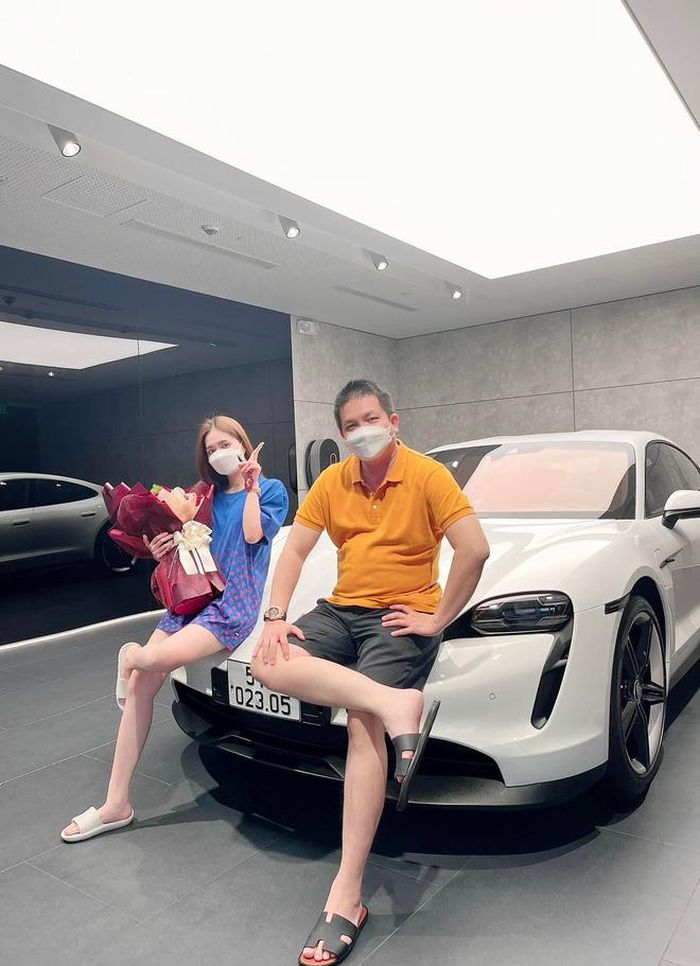 Dịp 20/10, ông xã Đoàn Di Băng cũng tặng vợ bộ sưu tập đồ hiệu có giá hàng chục tỷ đồng. Trong đó, nổi bật là chiếc Porsche điện giá khoảng 8 tỷ đồng và 2 chiếc đồng hồ tổng cộng 8,5 tỷ. Ảnh: FBNV
