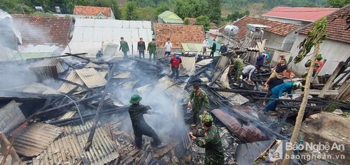 Hai ngôi nhà bị thiêu rụi. Ảnh: Duy Khánh