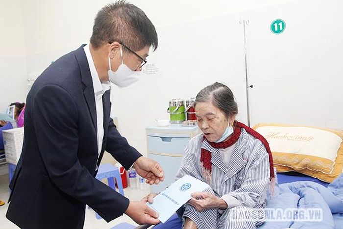 Lãnh đạo BHXH tỉnh tặng quà bệnh nhân Đỗ Thị Đĩnh.
