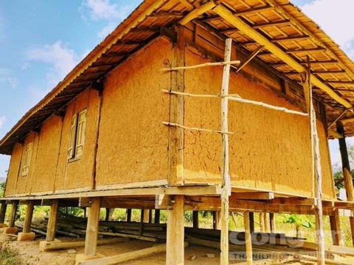 Những căn nhà sàn vách đất bị bỏ hoang
