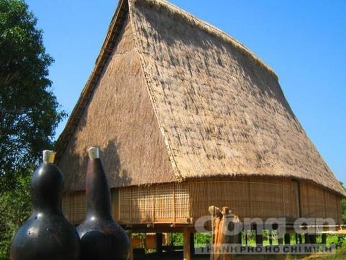 Căn nhà rông của làng