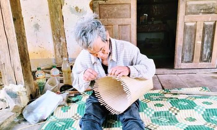 Già Vai là một trong những người hiếm hoi ở lại làng cũ