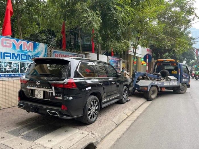 Chiếc xe sang nghi nhập lậu.