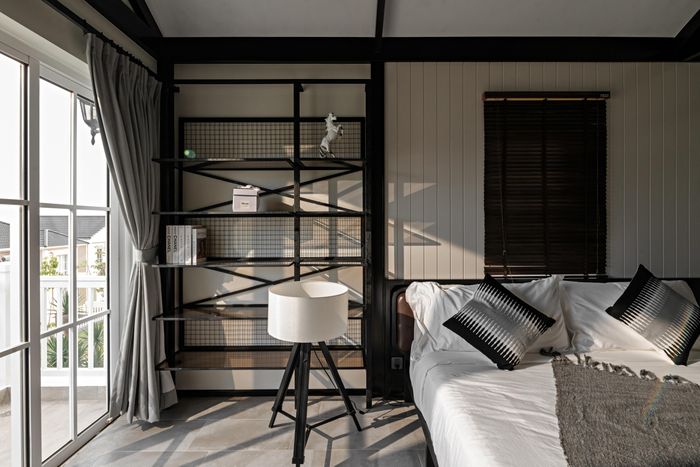  Căn villa lấy ánh sáng tự nhiên là chủ yếu, song vẫn trang bị nhiều hệ thống đèn treo, đèn âm trần nhằm bổ sung nguồn sáng. 