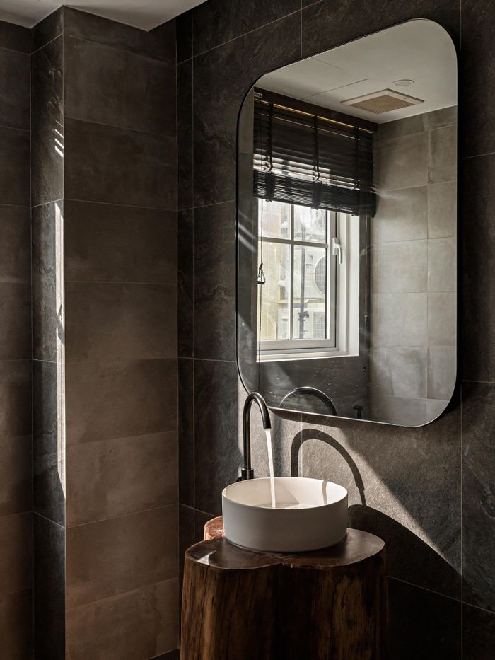 Các hạng mục phụ như toilet, cầu thang có thiết kế tối giản nhưng vẫn nổi bật nhờ sự tương phản màu sắc sáng, tối.
