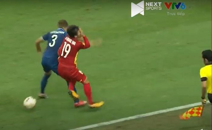 Pha chơi xấu của Theerathon với Quang Hải ở lượt đi