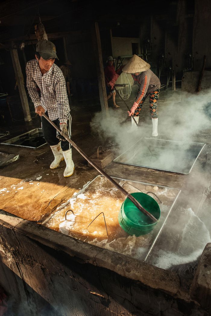 Trong lò chế biến cá