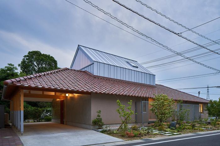 Phần mái dài của ngôi nhà tận dụng mặt tiền rộng của khuôn viên có độ dốc lớn giúp tuyết không đọng lại trên mái, mặt khác mái được làm bản lề để không gây cảm giác ngột ngạt cho xung quanh. Mái và các bức tường của khối tầng hai được làm bằng tôn mạ kẽm với bốn chiều rộng khác nhau.