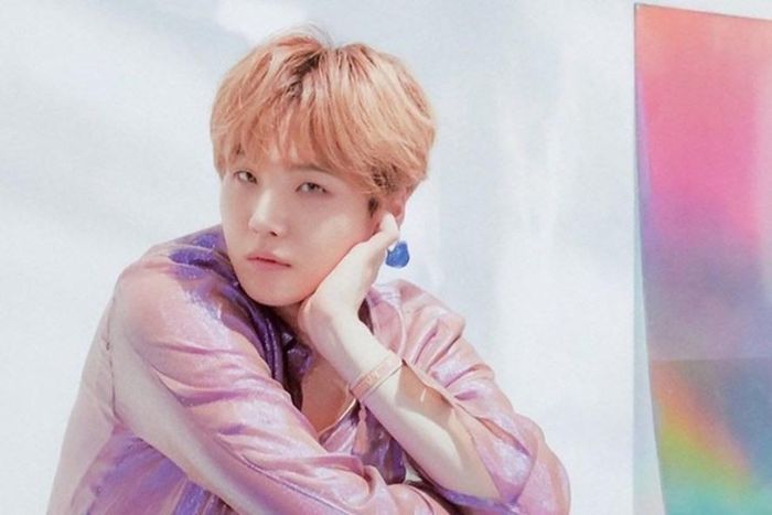 Suga là thành viên đầu tiên của BTS được xác nhận mắc COVID-19.