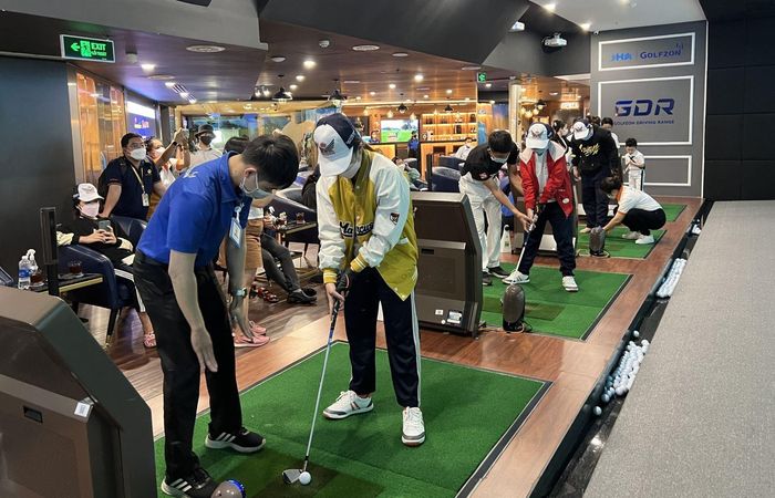 Các em học sinh lần đầu tiên được trải nghiệm đánh golf.