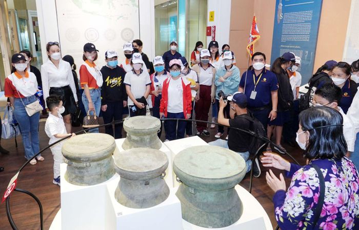 Những chiếc trống đồng từ thời xa xưa được các thuyết minh viên giới thiệu đến các em học sinh.