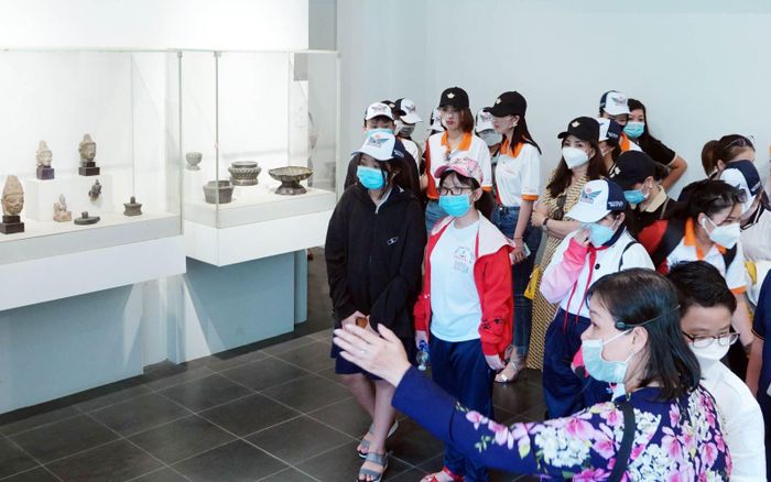 Hiện nay, Bảo tàng Lịch sử TP Hồ Chí Minh đang trưng bày hai phần chính: Phần đầu trưng bày các hiện vật lịch sử Việt Nam từ tiền sử đến hết thời nhà Nguyễn; phần còn lại là chuyên đề về văn hóa phía Nam Việt Nam và một số nước châu Á.