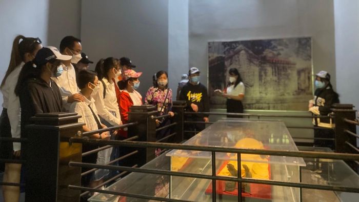 Lần đầu tiên các em học sinh được tham quan Bảo tàng Lịch sử TP Hồ Chí Minh - nơi có tuổi đời 90 năm, do người Pháp xây dựng mang nét kiến trúc Á Đông kết hợp phương Tây.