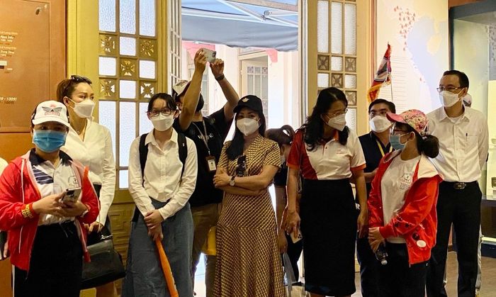 Bà Nguyễn Thị Ánh Hoa, Giám đốc Sở Du lịch TP Hồ Chí Minh đang hỏi thăm một em học sinh khi tham quan Bảo tàng Lịch sử TP Hồ Chí Minh.