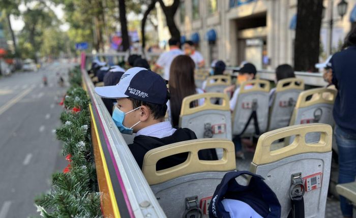 Nhiều em học sinh tỏ ra khá lạ mắt và bất ngờ khi được ngắm đường phố TP Hồ Chí Minh từ trên xe buýt 2 tầng.