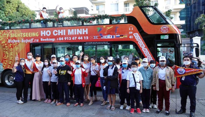 Sau khi rời Bảo tàng Lịch sử TP Hồ Chí Minh, các em học sinh được trải nghiệm du lịch trên xe buýt hai tầng Hop on Hop off đi vòng quanh thành phố.