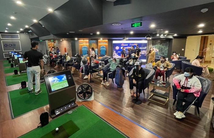 Sau khi tham quan bằng xe buýt 2 tầng, các em học sinh đến với DHA Golfzone Diamond để có thể trải nghiệm môn thể thao đánh golf.