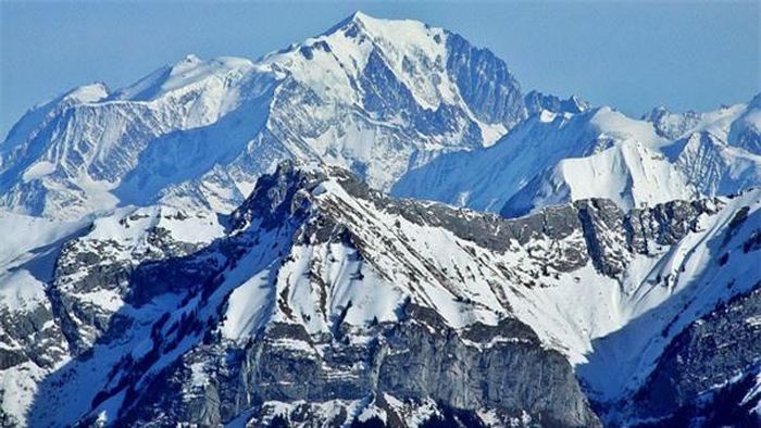 Cả dãy Alps có hơn 1.200 dòng sông băng với tổng diện tích 3.600km2. Những dòng sông băng lớn khi di chuyển về vùng hạ lưu mang theo những tảng lớn. Băng tan khiến những vật thể bị đóng băng chìm xuống, gây tắc nghẽn dòng chảy, tạo nên những chiếc hồ tự nhiên tuyệt đẹp như hồ Lemam, hồ Sulisi.