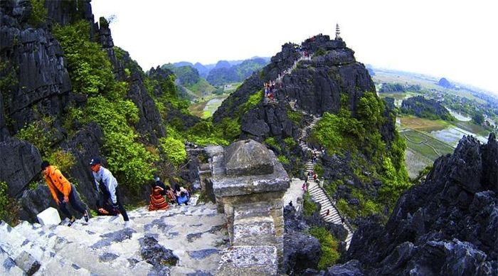 Hang Múa có 486 bậc thang đá để lên tới đỉnh hang, có địa hình núi non trùng điệp, những bậc thang đá cheo leo...