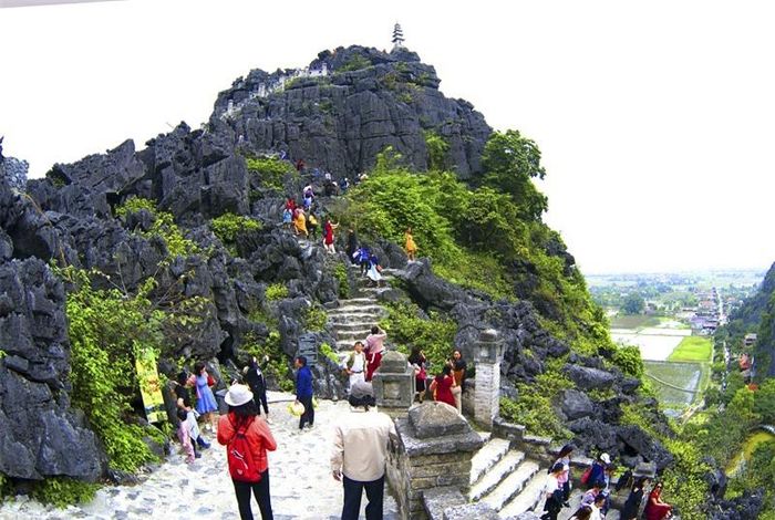 Những bậc đá trắng dẫn lên đỉnh núi tựa như con đường lên núi thiên thai .