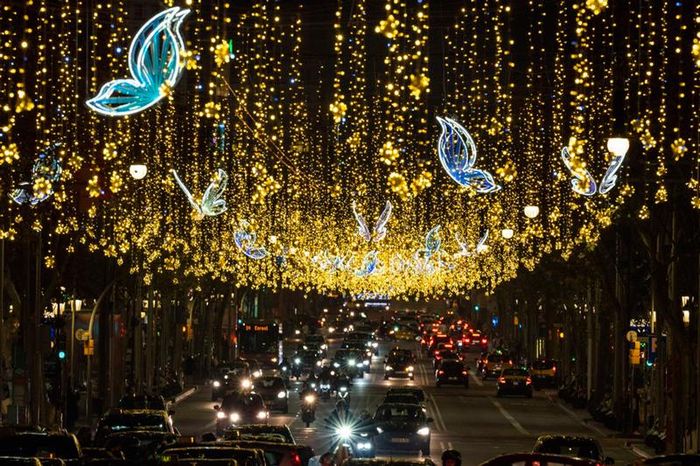 Đại lộ chính ở thành phố Barcelona (Tây Ban Nha) được trang hoàng lộng lẫy trong dịp lễ mừng Giáng sinh và năm mới. Ảnh: The Atlantic