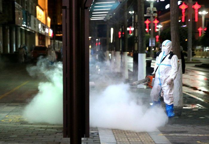  Lu Ye, Phó giám đốc Viện Sức khỏe Môi trường thuộc Trung tâm Kiểm soát và Phòng ngừa Dịch bệnh Chiết Giang, nói hồi đầu tháng rằng khử khuẩn ngoài trời là "lãng phí", trong khi cải thiện hệ thống thông gió còn quan trọng hơn nhiều. Ảnh: VCG.