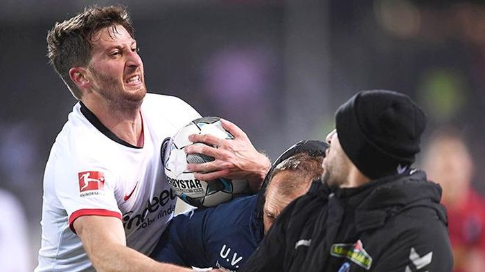 David Abraham (ngoài cùng bên trái) đã bị treo giò 7 trận vì một hành vi bạo lực với HLV Christian Streich của Freiburg