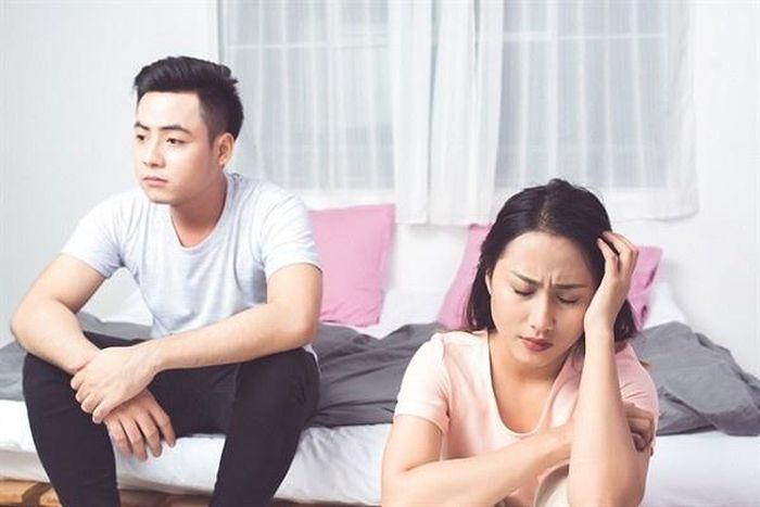 Trong cuộc sống gia đình, có nhiều phụ nữ lại lo lắng : “Anh ấy không ghen chứng tỏ anh ấy không còn yêu mình nữa”.