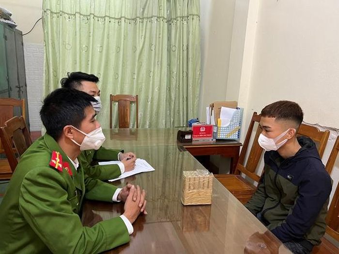  Đối tượng Phạm Viết Hà cùng tang vật tại cơ quan Công an.