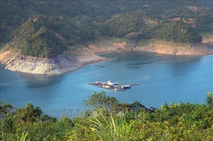 Với nước hồ xanh trong và cảnh quan hùng vĩ trong vùng lòng hồ thủy điện Hòa Bình đã và đang biến nơi đây thành điểm đến khó bỏ qua cho những du khách trong và ngoài nước.