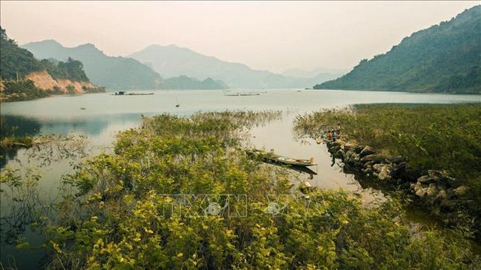 Vẻ thơ mộng của hồ Hòa Bình.