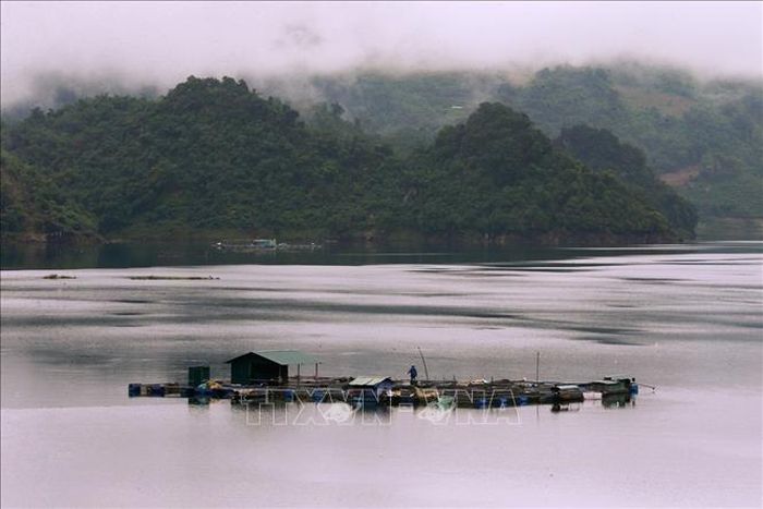 Những buổi sáng mây phủ trên những dãy núi, mặt hồ phẳng lặng như gương và con người nơi đây đang sống giữa cảnh quan thiên nhiên đầy trong lành và tươi đẹp.