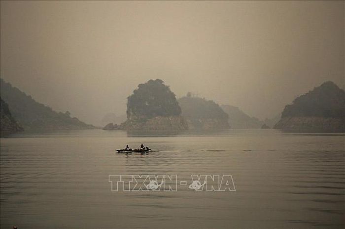 Cảnh quan sông núi lẩn khuất trong những màn sương mù mỏng và hoạt động của con người điểm xuyến tạo nên một bức tranh thủy mặc đầy thơ mộng.