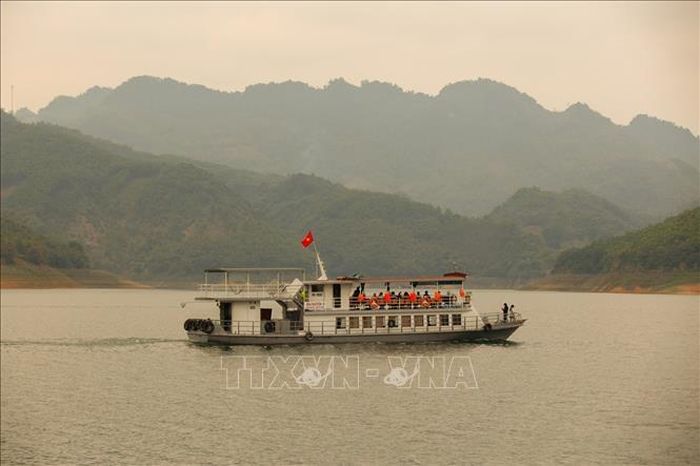 Những chuyến tàu chở khách du lịch đi trên lòng hồ thưởng lãm vẻ đẹp của hồ Hòa Bình.